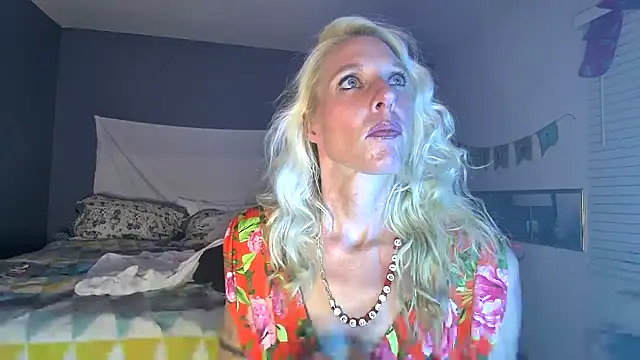 Snapshot of Glamazonx chatting on 01/22/25, 01:10 Glamazonx online show from 01/22/25, 01:10