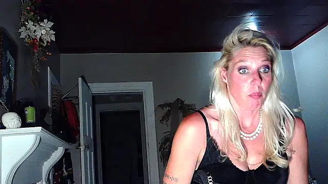 Snapshot of Glamazonx chatting on 09/13/25, 06:46 Glamazonx online show from 09/13/25, 06:46