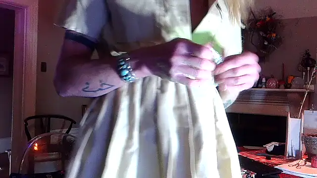 Snapshot of Glamazonx chatting on 10/29/25, 02:25 Glamazonx online show from 10/29/25, 02:25