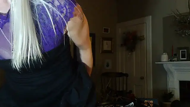 Snapshot of Glamazonx chatting on 12/04/25, 01:48 Glamazonx online show from 12/04/25, 01:48