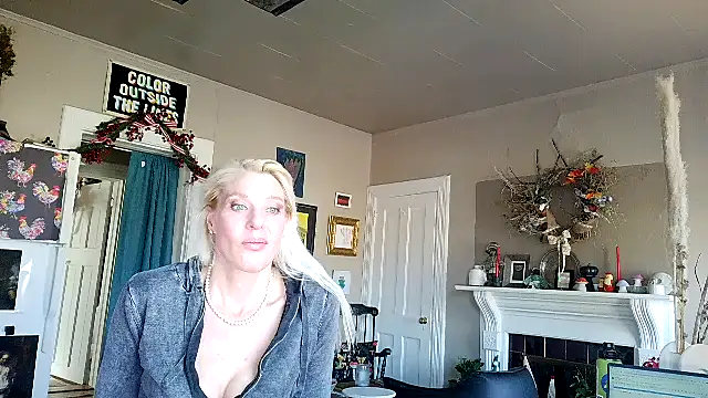 Snapshot of Glamazonx chatting on 12/15/25, 04:22 Glamazonx online show from 12/15/25, 04:22