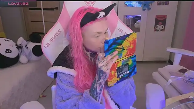 Britney Lynch online show from 10/22/25, 05:34