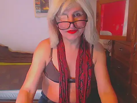 Snapshot of LorenJade chatting on 03/10/25, 10:26 LorenJade online show from 03/10/25, 10:26