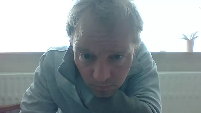 Snapshot of bertolini chatting on 04/28/26, 01:05 bertolini online show from 04/28/26, 01:05