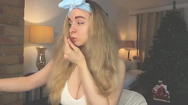 Snapshot of hotexclusive_ chatting on 12/13/24, 04:00 hotexclusive online show from 12/13/24, 04:00