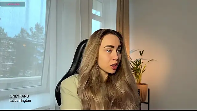 Snapshot of hotexclusive_ chatting on 10/20/25, 04:02 hotexclusive online show from 10/20/25, 04:02