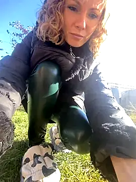 Snapshot of Anita-Smith chatting on 10/31/25, 07:42 Anita-Smith online show from 10/31/25, 07:42