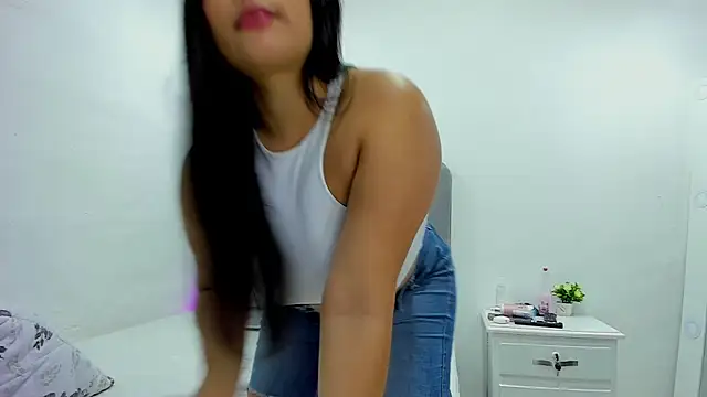 Snapshot of andrea_osorio_ chatting on 02/07/25, 01:43 andrea osorio online show from 02/07/25, 01:43