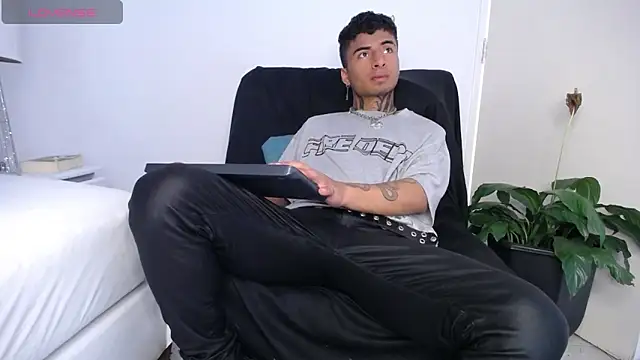 JuanCamiilo 66 online show from 12/31/24, 09:17