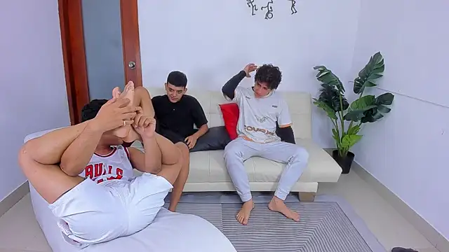 Snapshot of Crazy_nigth01 chatting on 12/21/25, 02:19 Crazy nigth01 online show from 12/21/25, 02:19