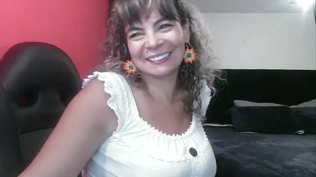 Snapshot of charlotedoll chatting on 10/14/25, 04:24 charlotedoll online show from 10/14/25, 04:24