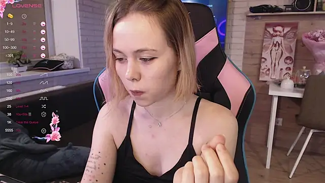 Snapshot of lucy_mirror chatting on 10/30/25, 08:42 lucy mirror online show from 10/30/25, 08:42