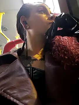 Snapshot of Liilith_goddess_ chatting on 10/13/25, 01:27 Liilith goddess online show from 10/13/25, 01:27