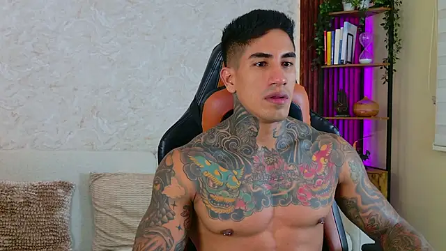 Snapshot of AdanReilly chatting on 11/20/25, 01:17 AdanReilly online show from 11/20/25, 01:17