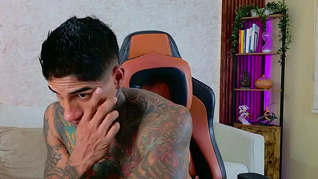 Snapshot of AdanReilly chatting on 12/20/25, 02:24 AdanReilly online show from 12/20/25, 02:24