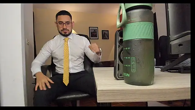 Snapshot of thesexlawyer1 chatting on 12/05/25, 04:21 thesexlawyer1 online show from 12/05/25, 04:21