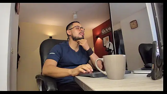 Snapshot of thesexlawyer1 chatting on 12/17/25, 03:01 thesexlawyer1 online show from 12/17/25, 03:01