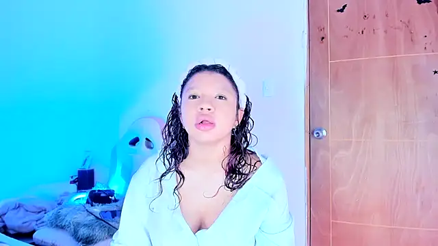 Snapshot of Emily_Coper18 chatting on 05/17/26, 02:24 Emily Coper18 online show from 05/17/26, 02:24