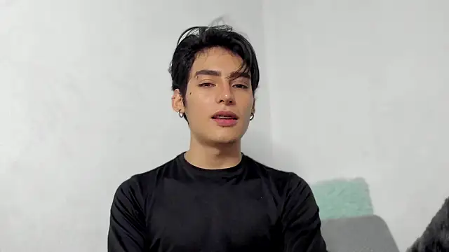 Snapshot of sebas_rose chatting on 12/14/24, 02:01 sebas rose online show from 12/14/24, 02:01