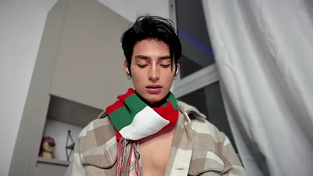 Snapshot of sebas_rose chatting on 12/19/24, 11:35 sebas rose online show from 12/19/24, 11:35