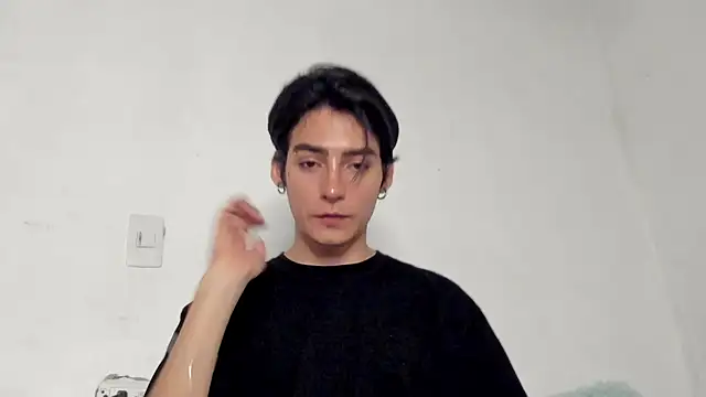 Snapshot of sebas_rose chatting on 12/30/24, 12:11 sebas rose online show from 12/30/24, 12:11