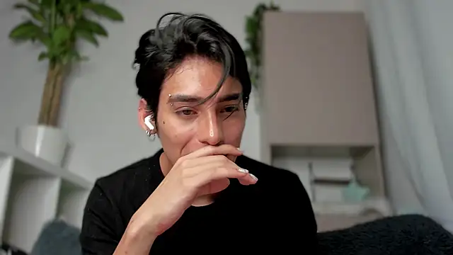 Snapshot of sebas_rose chatting on 01/11/25, 01:06 sebas rose online show from 01/11/25, 01:06