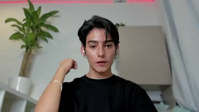 Snapshot of sebas_rose chatting on 01/12/25, 01:11 sebas rose online show from 01/12/25, 01:11