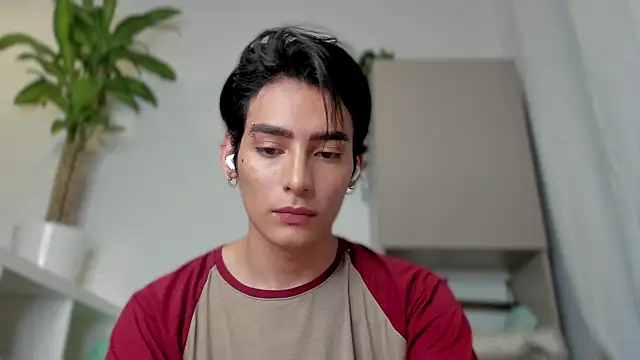 Snapshot of sebas_rose chatting on 01/15/25, 10:46 sebas rose online show from 01/15/25, 10:46