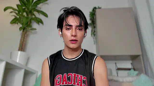 Snapshot of sebas_rose chatting on 01/28/25, 05:43 sebas rose online show from 01/28/25, 05:43