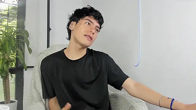 Snapshot of sebas_rose chatting on 09/28/25, 02:11 sebas rose online show from 09/28/25, 02:11