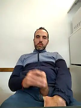 Snapshot of leon3875 chatting on 10/28/25, 03:25 leon3875 online show from 10/28/25, 03:25