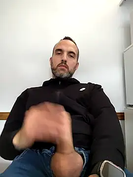 Snapshot of leon3875 chatting on 12/03/25, 03:32 leon3875 online show from 12/03/25, 03:32