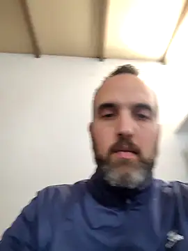 Snapshot of leon3875 chatting on 12/18/25, 03:29 leon3875 online show from 12/18/25, 03:29