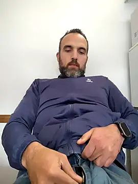 Snapshot of leon3875 chatting on 12/19/25, 03:30 leon3875 online show from 12/19/25, 03:30