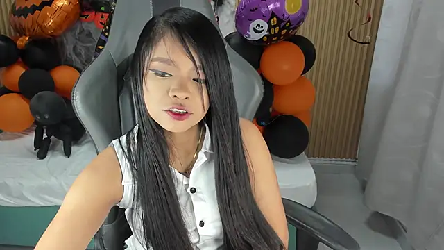 Lili 16 online show from 10/24/25, 11:06