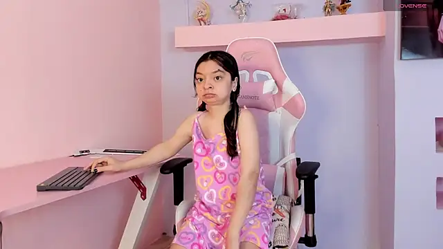 Snapshot of CharlotteMuller chatting on 10/23/25, 06:17 CharlotteMuller online show from 10/23/25, 06:17