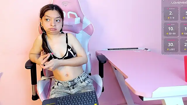 Snapshot of CharlotteMuller chatting on 10/25/25, 08:14 CharlotteMuller online show from 10/25/25, 08:14