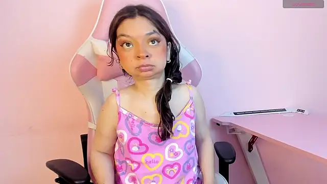 Snapshot of CharlotteMuller chatting on 10/28/25, 07:27 CharlotteMuller online show from 10/28/25, 07:27