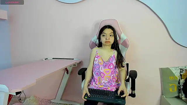 Snapshot of CharlotteMuller chatting on 11/21/25, 08:51 CharlotteMuller online show from 11/21/25, 08:51