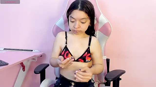 Snapshot of CharlotteMuller chatting on 11/25/25, 07:36 CharlotteMuller online show from 11/25/25, 07:36