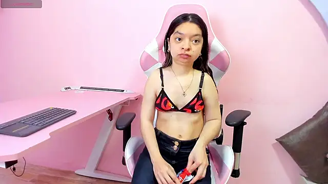 Snapshot of CharlotteMuller chatting on 12/04/25, 08:06 CharlotteMuller online show from 12/04/25, 08:06