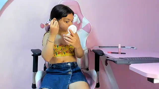 Snapshot of CharlotteMuller chatting on 02/22/26, 01:53 CharlotteMuller online show from 02/22/26, 01:53