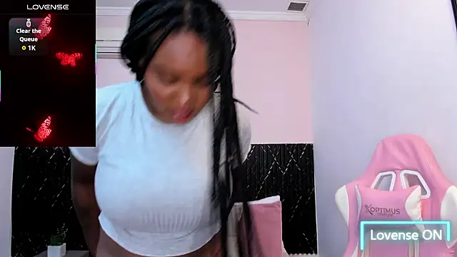 Snapshot of chanel_brunette chatting on 09/18/25, 05:59 chanel brunette online show from 09/18/25, 05:59