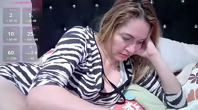 Snapshot of Izury_Blondee chatting on 01/04/25, 03:50 Izury Blondee online show from 01/04/25, 03:50