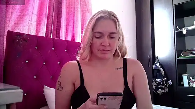 Snapshot of Izury_Blondee chatting on 10/22/25, 08:08 Izury Blondee online show from 10/22/25, 08:08