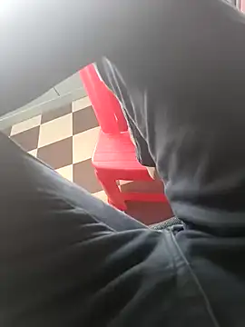 Snapshot of HeftyTheory7 chatting on 10/28/25, 08:29 HeftyTheory7 online show from 10/28/25, 08:29