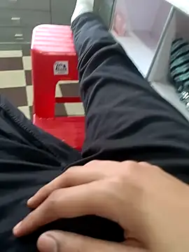 Snapshot of HeftyTheory7 chatting on 12/04/25, 11:19 HeftyTheory7 online show from 12/04/25, 11:19