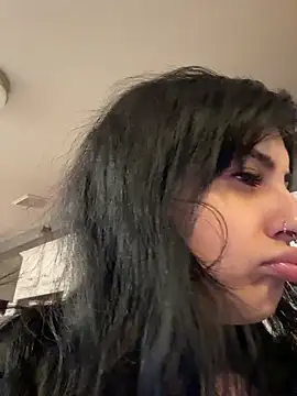 Snapshot of ThickerThanYoBitch chatting on 12/17/25, 03:18 ThickerThanYoBitch online show from 12/17/25, 03:18