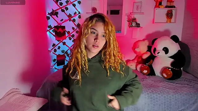 Snapshot of Elena-Rosse chatting on 10/11/25, 04:33 Elena-Rosse online show from 10/11/25, 04:33