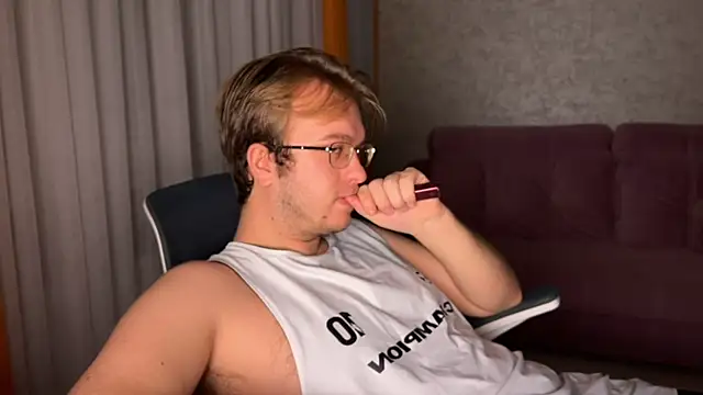 Snapshot of kiopiggy chatting on 11/28/25, 03:53 kiopiggy online show from 11/28/25, 03:53